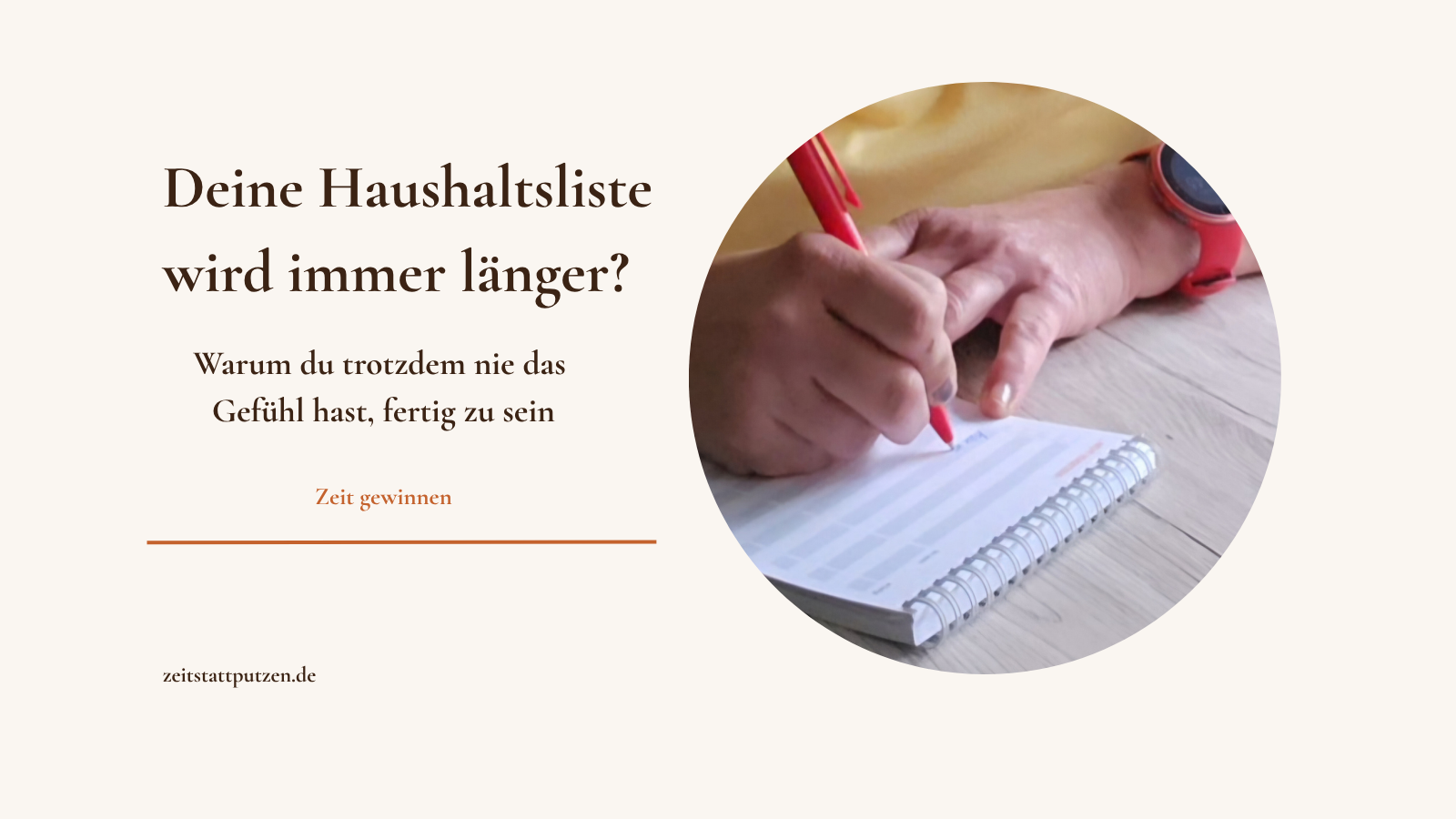 Hand schreibt eine Haushaltsliste auf einen Notizblock