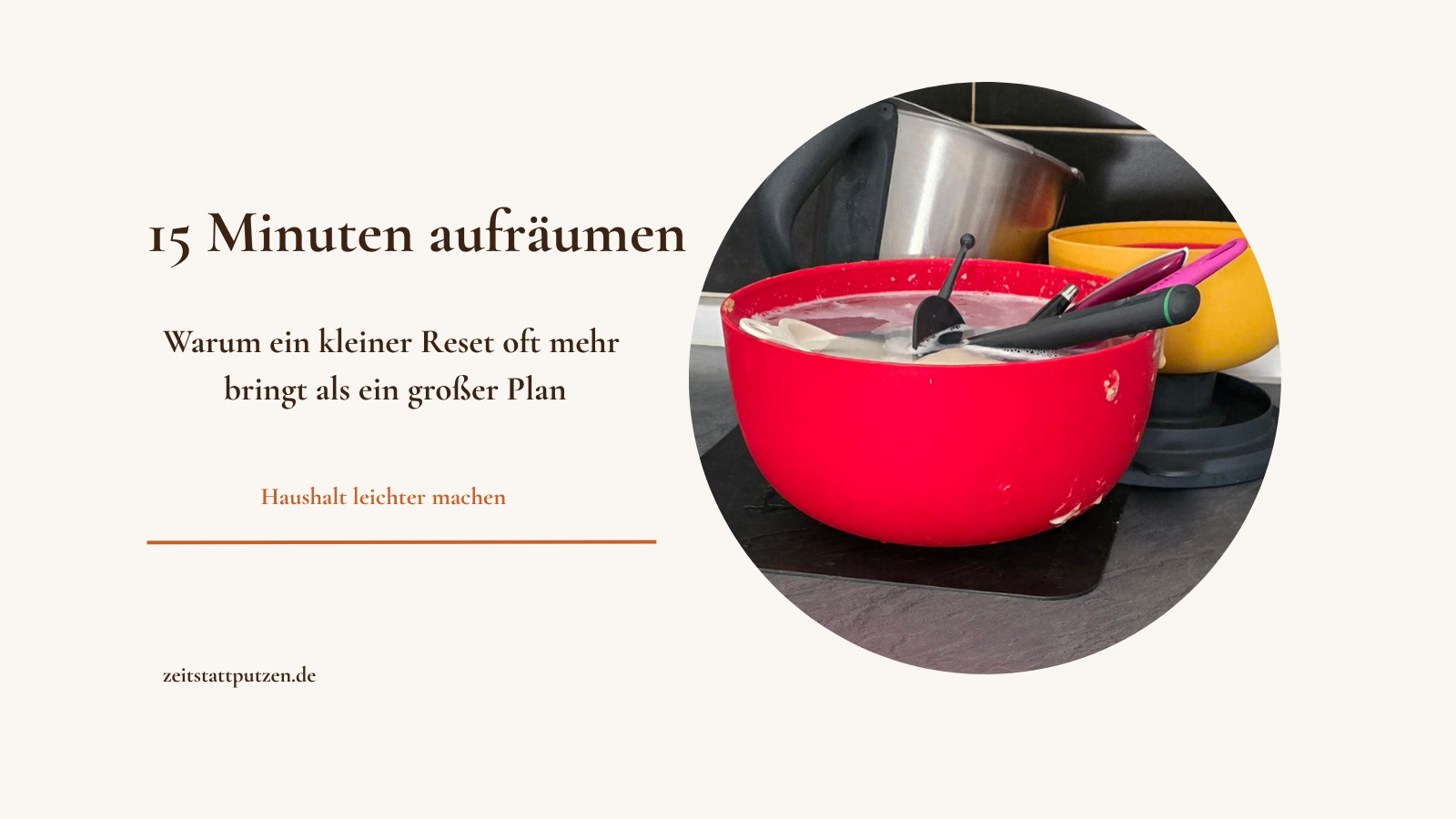 Schmutzige Schüssel auf einer Küchenarbeitsplatte vor dem Aufräumen
