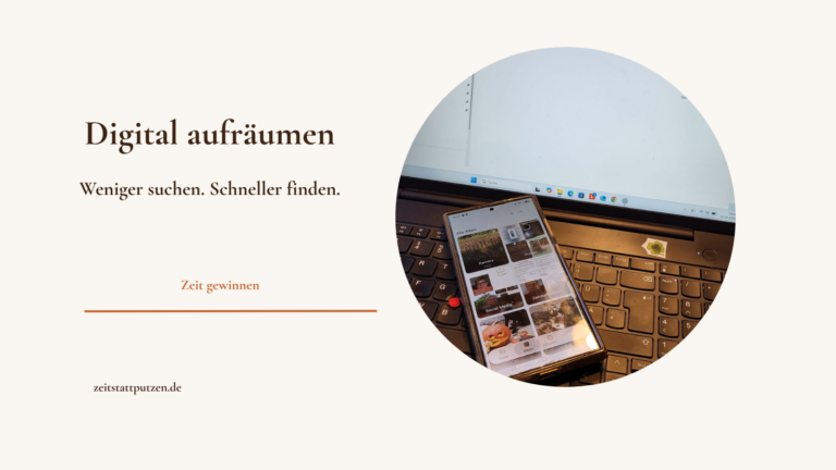 Smartphone mit Bildergalerie vor einem Laptop mit digitaler Ordnerstruktur